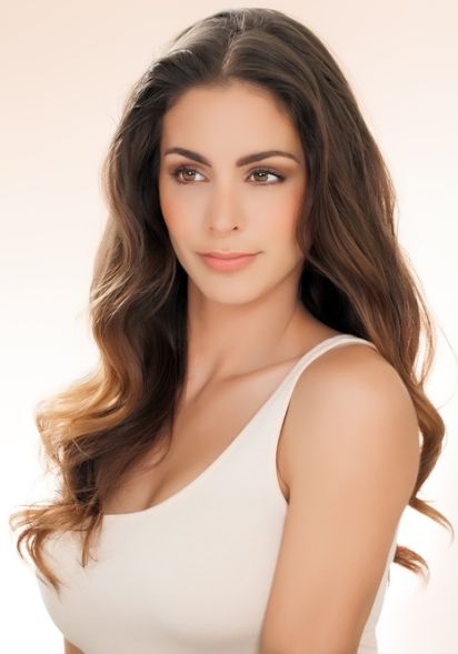 Junge brünette Frau im Top nach ihrer Brustvergrößerung